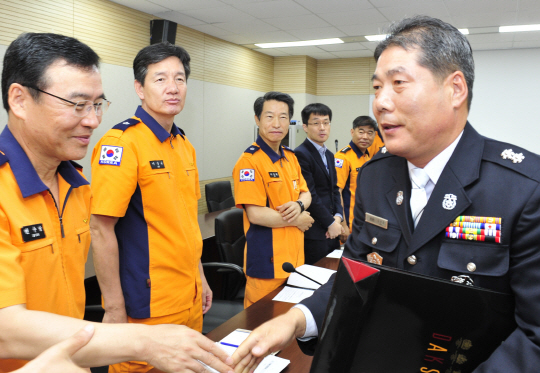 김평종(오른쪽) 해남소방서 고금 119안전센터장이 29일 ‘소방청장 1호 표창장’을 받고 소방청 직원들과 인사하고 있다.