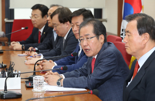 홍준표 자유한국당 대표가 추석연휴를 앞둔 29일 오전 서울 여의도 당사에서 열린 기자간담회에서 안보의 중요성을 밝히고 있다./연합뉴스