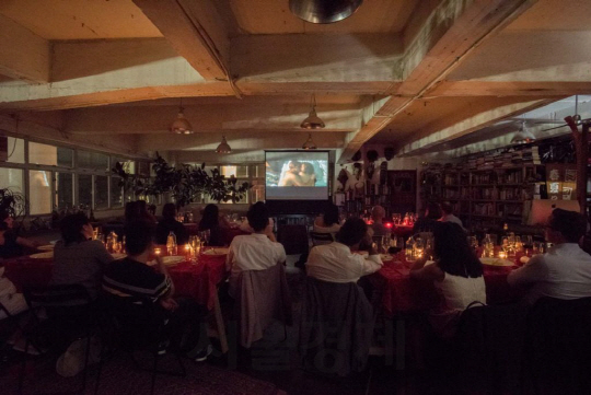 홍콩의 이탈리안 레스토랑인 ‘쿠오레 프라이빗 키친’에서 고객들이 영화를 감상하며 식사를 즐기고 있다. /사진제공=미래의창
