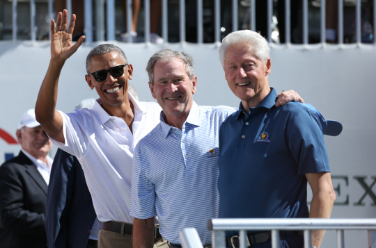 화기애애한 美 전직 대통령들    버락 오바마(왼쪽부터), 조지 W 부시, 빌 클린턴 전 미국 대통령이 28일(현지시간) 미 뉴저지주 리버티내셔널 골프장에서 열린 프레지던츠컵 대회에 참석해 어깨동무를 하고 있다. /USA투데이연합뉴스