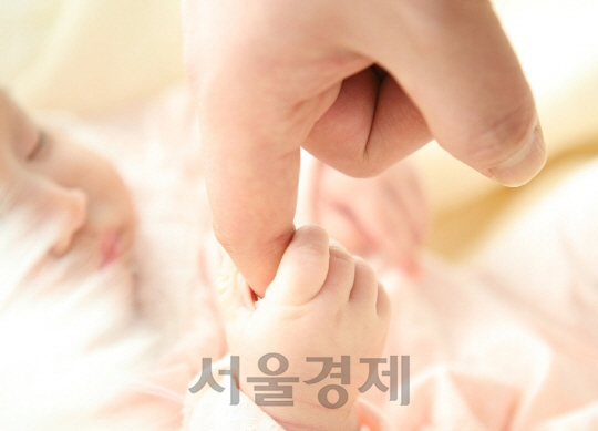 이혼 후 300일 이내 태어난 자녀는 전 남편 아닌, 생부를 아버지로 출생 신고할 수 있게된다./서울경제DB