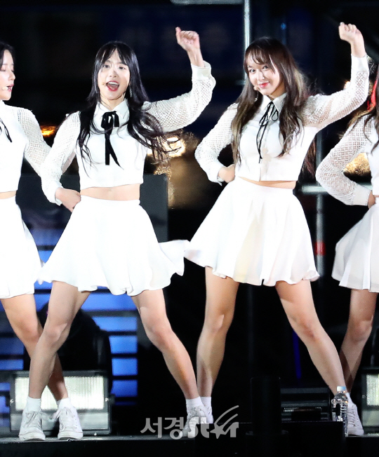 우주소녀 설아, 성소가 29일 오후 서울 강남구 영동대로 일대에서 열린 ‘2017 강남 페스티벌’ K-POP 콘서트에 참석해 무대를 선보이고 있다.