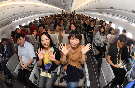 추석연휴를 앞둔 29일 오후 인천국제공항에서 오사카로 첫 운항하는 아시아나항공기 A350 3호기에 탑승한 승객들이 손을 흔들고 있다./영종도=이호재기자