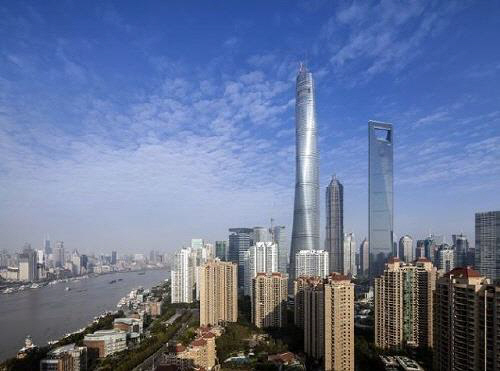 중국이 서부 내륙에 세계에서 두 번째로 높은 마천루를 건설한다. 사진은 632m로 중국에서 가장 높은 상하이 타워/연합뉴스