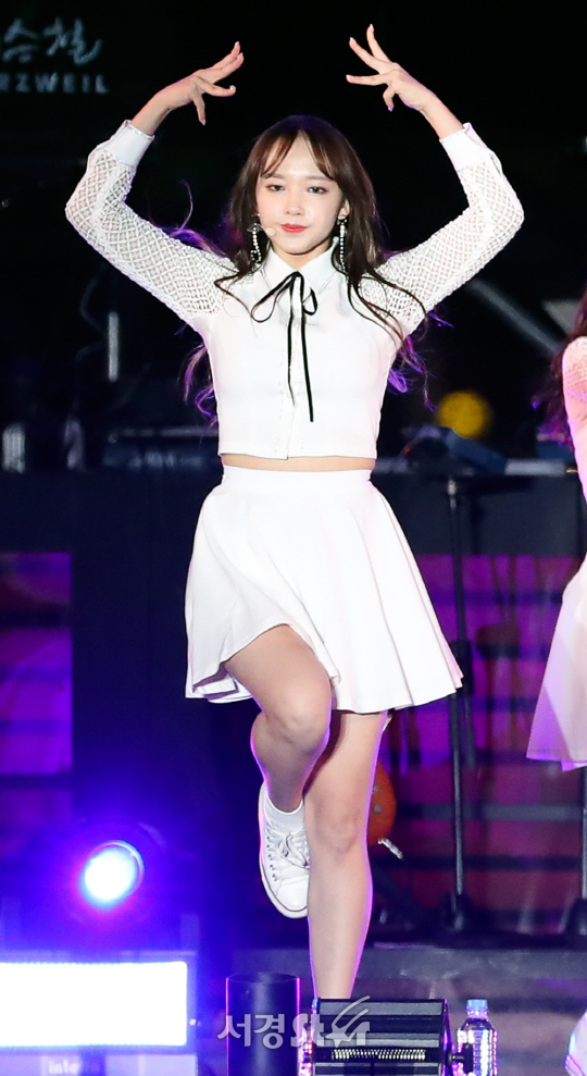 우주소녀 성소가 29일 오후 서울 강남구 영동대로 일대에서 열린 ‘2017 강남 페스티벌’ K-POP 콘서트에 참석해 무대를 선보이고 있다.