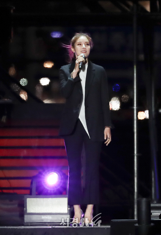 가수 거미가 29일 오후 서울 강남구 영동대로 일대에서 열린 ‘2017 강남 페스티벌’ K-POP 콘서트에 참석해 무대를 선보이고 있다.