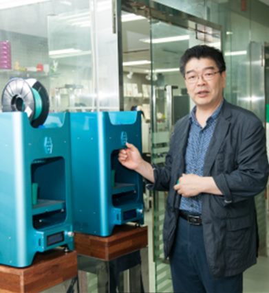 이종재료 프린팅이 가능한 교육용 3D프린터를 소개하고 있는 장중식 국민대 교수