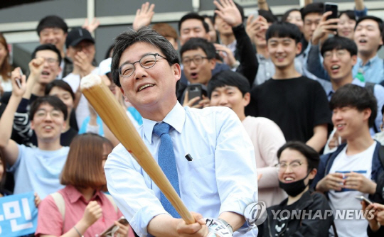 유승민 바른정당 의원이 오는 11월 13일에 예정된 전당대회 출마를 공식 선언했다./연합뉴스