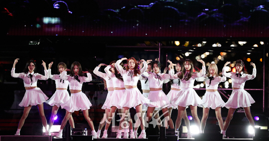 우주소녀가 29일 오후 서울 강남구 영동대로 일대에서 열린 ‘2017 강남 페스티벌’ K-POP 콘서트에 참석해 무대를 선보이고 있다.