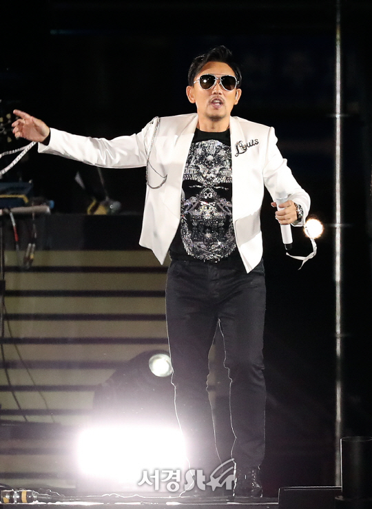 가수 이승철이 29일 오후 서울 강남구 영동대로 일대에서 열린 ‘2017 강남 페스티벌’ K-POP 콘서트에 참석해 무대를 선보이고 있다.