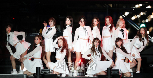 그룹 우주소녀가 29일 오후 서울 강남구 영동대로 일대에서 열린 ‘2017 강남 페스티벌’ K-POP 콘서트에 참석해 무대를 선보이고 있다.