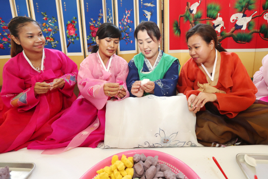 서울 송파구의 결혼이민여성들이 추석을 앞두고 송편을 만들고 있다. /사진제공=송파구