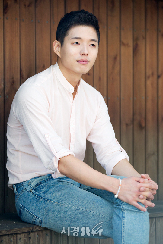 배우 하준이 최근 서울 영등포구 당산동에서 서경스타와의 인터뷰에 앞서 포즈를 취하고 있다.