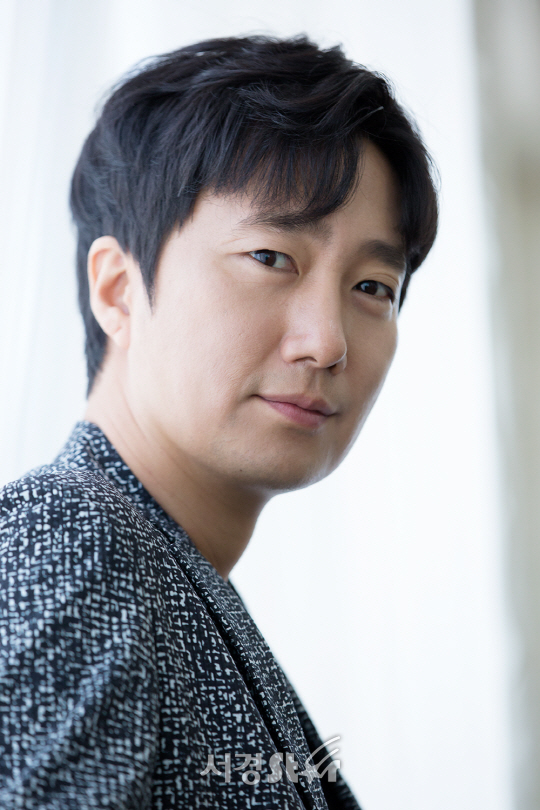 배우 박해일이 최근 서울 종로구 한 카페에서 서경스타와의 인터뷰에 앞서 포즈를 취하고 있다.