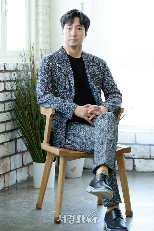 배우 박해일이 최근 서울 종로구 한 카페에서 서경스타와의 인터뷰에 앞서 포즈를 취하고 있다. /사진=조은정 기자