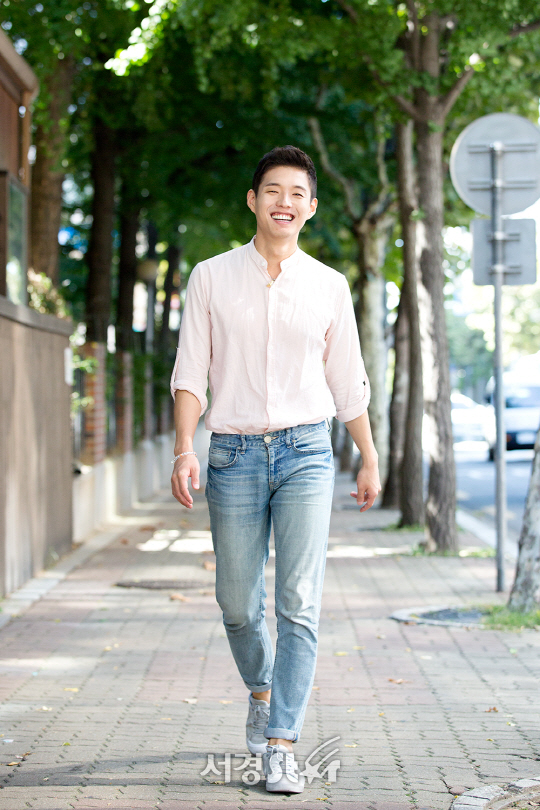 배우 하준이 최근 서울 영등포구 당산동에서 서경스타와의 인터뷰에 앞서 포즈를 취하고 있다.