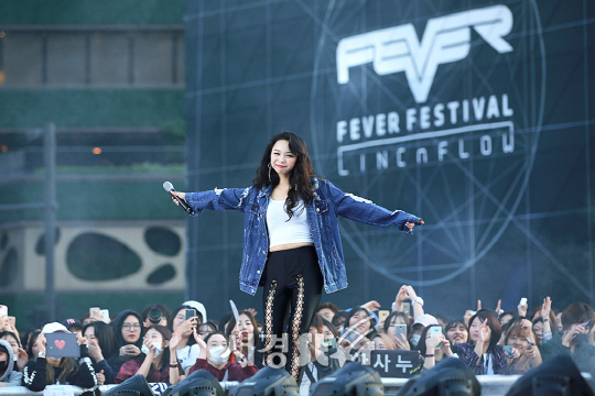 플루토 신유미가 30일 오후 서울 중구 서울시청 앞 서울 광장에서 열린 ‘2017 피버페스티벌(FEVER FESTIVAL)’에 참석해 무대를 선보이고 있다.