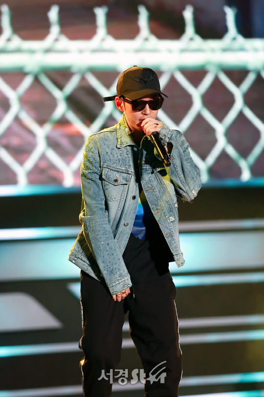가수 더 콰이엇이 30일 오후 서울 중구 서울시청 앞 서울 광장에서 열린 ‘2017 피버페스티벌(FEVER FESTIVAL)’에 참석해 무대를 선보이고 있다.
