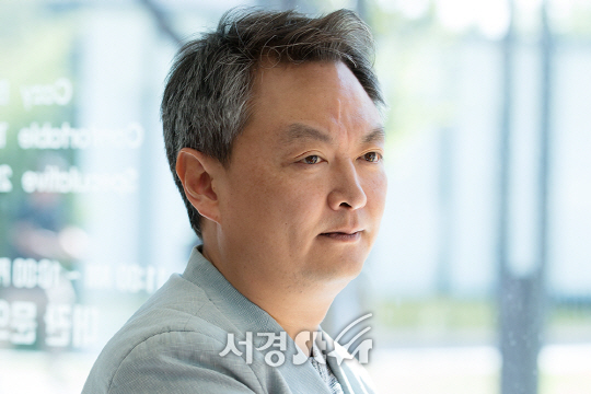 영화 ‘범죄도시’를 연출한 강윤성 감독이 최근 서울 종로구 한 카페에서 서경스타와의 인터뷰에 앞서 포즈를 취하고 있다.