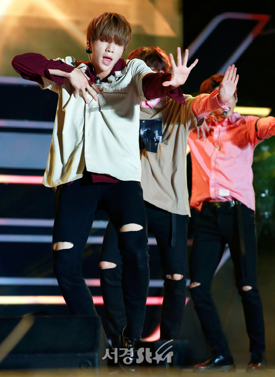 워너원(Wanna one) 강다니엘이 30일 오후 서울 중구 서울시청 앞 서울 광장에서 열린 ‘2017 피버페스티벌(FEVER FESTIVAL)’에 참석해 무대를 선보이고 있다.