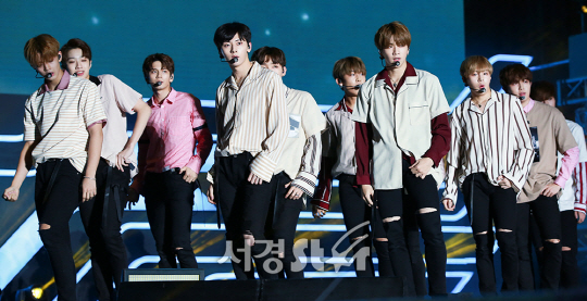 워너원(Wanna one)이 30일 오후 서울 중구 서울시청 앞 서울 광장에서 열린 ‘2017 피버페스티벌(FEVER FESTIVAL)’에 참석해 무대를 선보이고 있다.