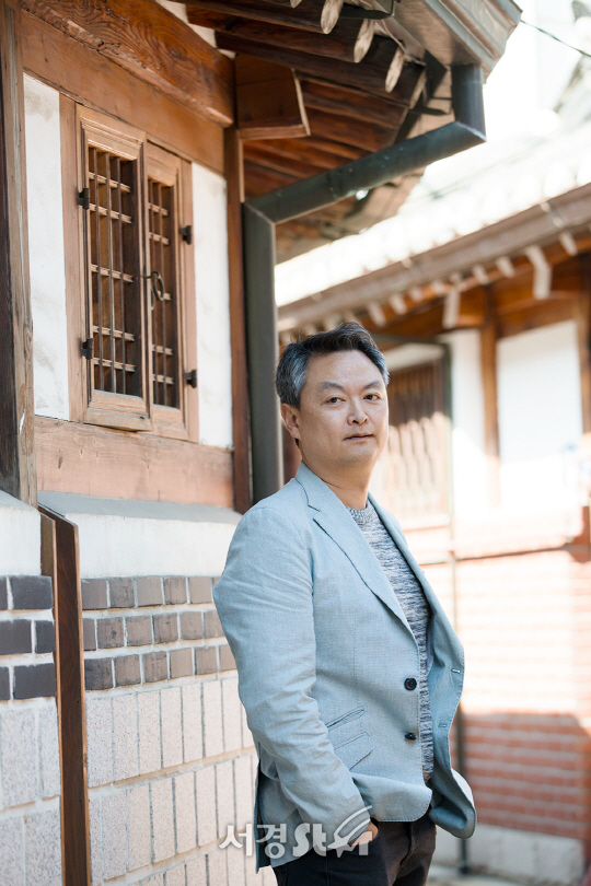 영화 ‘범죄도시’를 연출한 강윤성 감독이 최근 서울 종로구 한 카페에서 서경스타와의 인터뷰에 앞서 포즈를 취하고 있다.