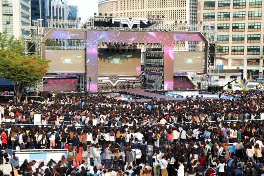 30일 서울광장에서 열린 ‘2017 피버페스티벌’에 참가한 시민들이 공연을 보며 즐거운 한 때를 보내고 있다. /사진제공=엔씨소프트