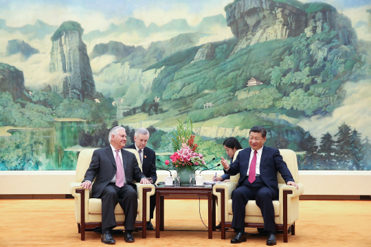렉스 틸러슨(왼쪽) 미국 국무장관과 시진핑 중국 국가주석이 30일(현지시간) 중국 베이징에서 회담을 하고 있다. /베이징=EPA연합뉴스