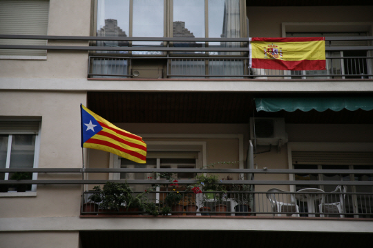 30일(현지시간) 스페인 수도 바르셀로나의 한 주택가에 스페인 국기와 카탈루냐 자치정부기가 함께 걸려있다. /AP연합뉴스