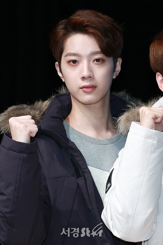 워너원 멤버 라이관린이 1일 오후 서울 강남구 청담동 일지아트홀에서 열린 의류브랜드 케이스위스(K-SWISS) 팬사인회에 참석해 포토타임을 갖고 있다.