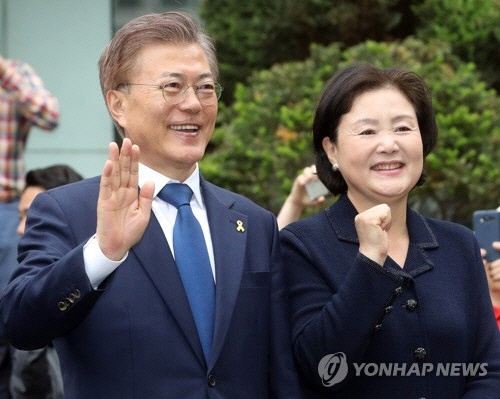 文대통령 내외, 삼청동서 시민들과 ‘파전에 막걸리’