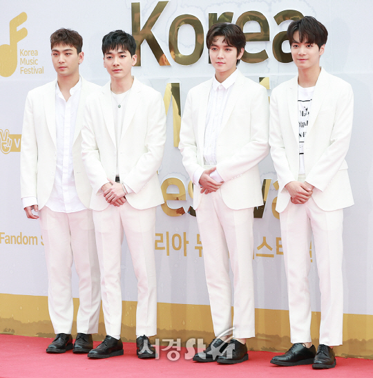 뉴이스트W, '겸손한 순백의 왕자님들' (2017 KMF)