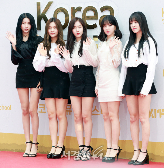 그룹 여자친구가 1일 오후 서울 구로구 고척스카이돔에서 열린 ‘2017 코리아 뮤직 페스티벌’ 포토월 행사에 참석해 포즈를 취하고 있다.