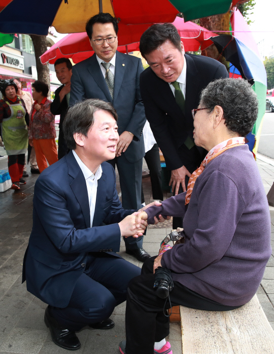 국민의당 안철수 대표가 1일 오후 국회의원 시절 지역구(노원병)였던 서울 노원구 마들역 인근 상가와 거리를 다니며 시민들과 인사하고 있다. /연합뉴스