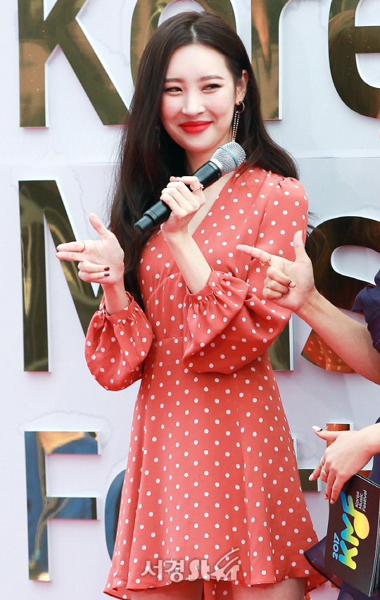 가수 선미가 1일 오후 서울 구로구 고척스카이돔에서 열린 ‘2017 코리아 뮤직 페스티벌’ 포토월 행사에 참석해 포즈를 취하고 있다.
