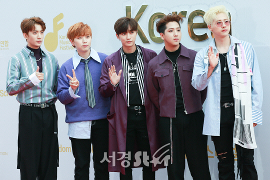 B1A4가 1일 오후 서울 구로구 고척스카이돔에서 열린 ‘2017 코리아 뮤직 페스티벌’ 포토월 행사에 참석해 포즈를 취하고 있다.