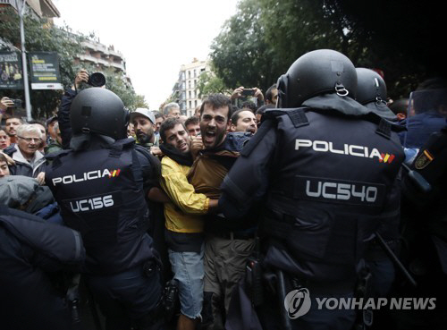 카탈루냐 독립투표서 경찰과 충돌로 38명 부상