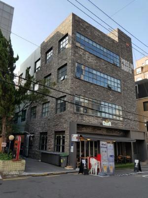중소형 빌딩 투자의 인기가 높아지고 있는 가운데, 서울 강남구 논현동에 위치한 한 꼬마빌딩의 모습. /사진제공=빌사남