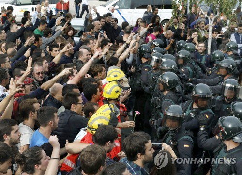 스페인 경찰, ‘고무탄’ 쏘며 강경 진압