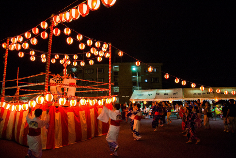 일본 나고야의 시민들이 오봉 축제를 즐기고 있다.
