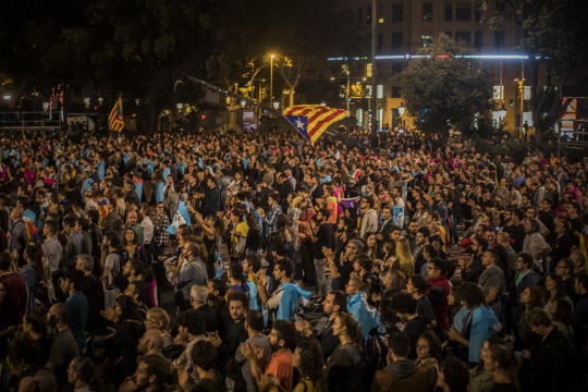스페인 카탈루냐 지방의 분리독립 주민투표가 진행된 지난 1일(현지시간) 카랄루냐 주도 바르셀로나에서 분리독립을 주장하는 시민들이 중심 광장에서 시위 집회를 갖는 있다. /바르셀로나=AP연합뉴스