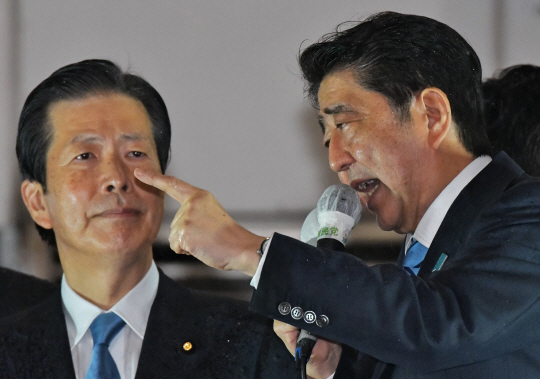 아베 신조(오른쪽) 일본 총리. /UPI연합뉴스