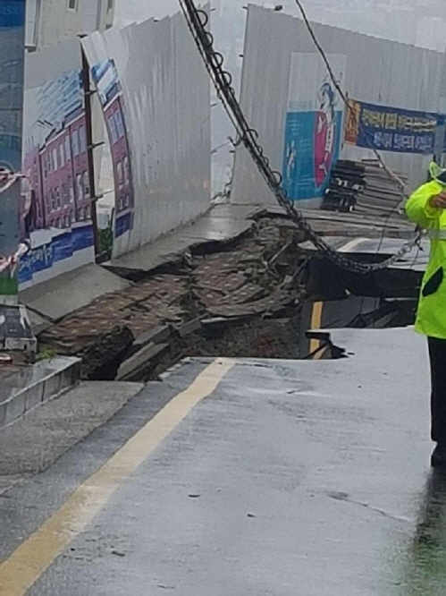 2일 부산 서구 산복도로 한 부분이 폭우로 무너져 유실됐다./연합뉴스