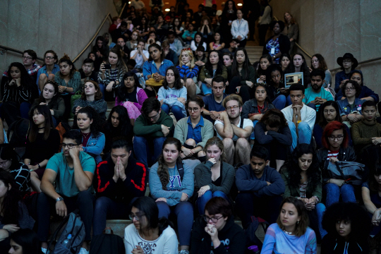 2일(현지시간) 미국 뉴욕 뉴욕대에서 학생들이 라스베이거스 총기참사 희생자들을 위로하는 집회를 열고 있다./뉴욕=AFP연합뉴스