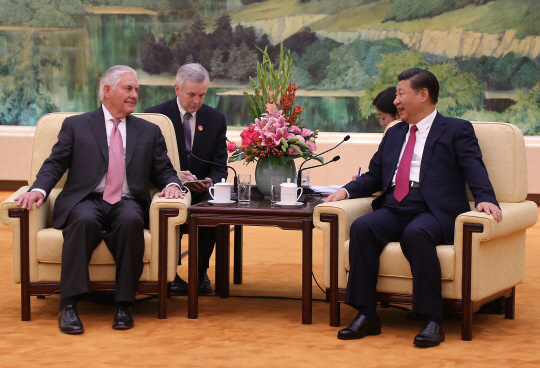 시진핑(오른쪽) 중국 국가주석과 렉스 틸러슨 미국 국무장관/UPI연합뉴스
