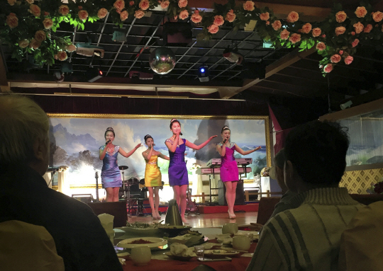 중국 베이징에 위치한 북한식당 옥류관에서 북한 여성들이 공연하고 있다./AP연합뉴스