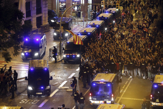 스페인 카탈루냐 지방의 분리독립을 지지하는 시위대가 2일(현지시간) 바르셀로나에서 시위를 벌이고 있다. /바르셀로나=EPA연합뉴스