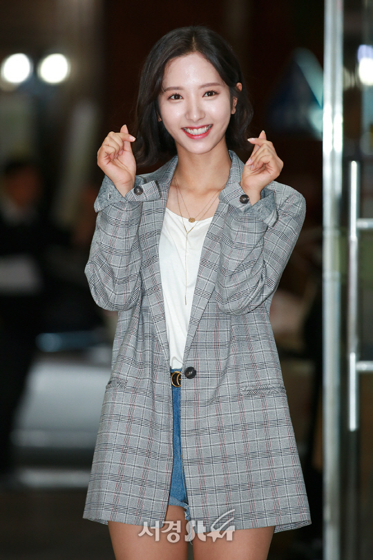 우주소녀 보나가 3일 오후 서울 영등포구 여의도 한 음식점에서 진행된 KBS2 드라마 ‘란제리 소녀시대’ 종방연에 참석해 포즈를 취하고 있다.