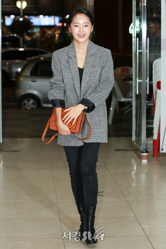 배우 이봄이 3일 오후 서울 영등포구 여의도 한 음식점에서 진행된 KBS2 드라마 ‘란제리 소녀시대’ 종방연에 참석해 포즈를 취하고 있다.