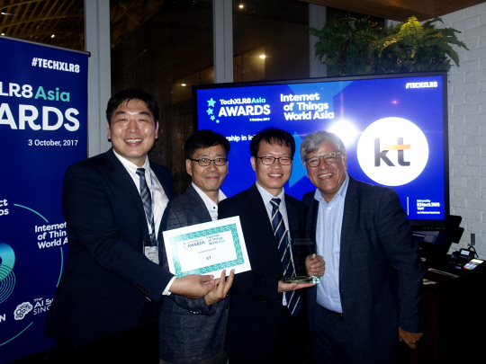 박평수(왼쪽 세번째) KT네트워크 부문 상무가 3일(현지시간) 싱가포르에서 열린 ‘TechXLR8 아시아 어워드’ 시상식에서 5G 기술로 3개 부문의 상을 수상한 후 시상자인 토니 풀로스(네번째) 디스럽티브 아시아 발행자와 기념 촬영을 하고 있다. /사진제공=KT